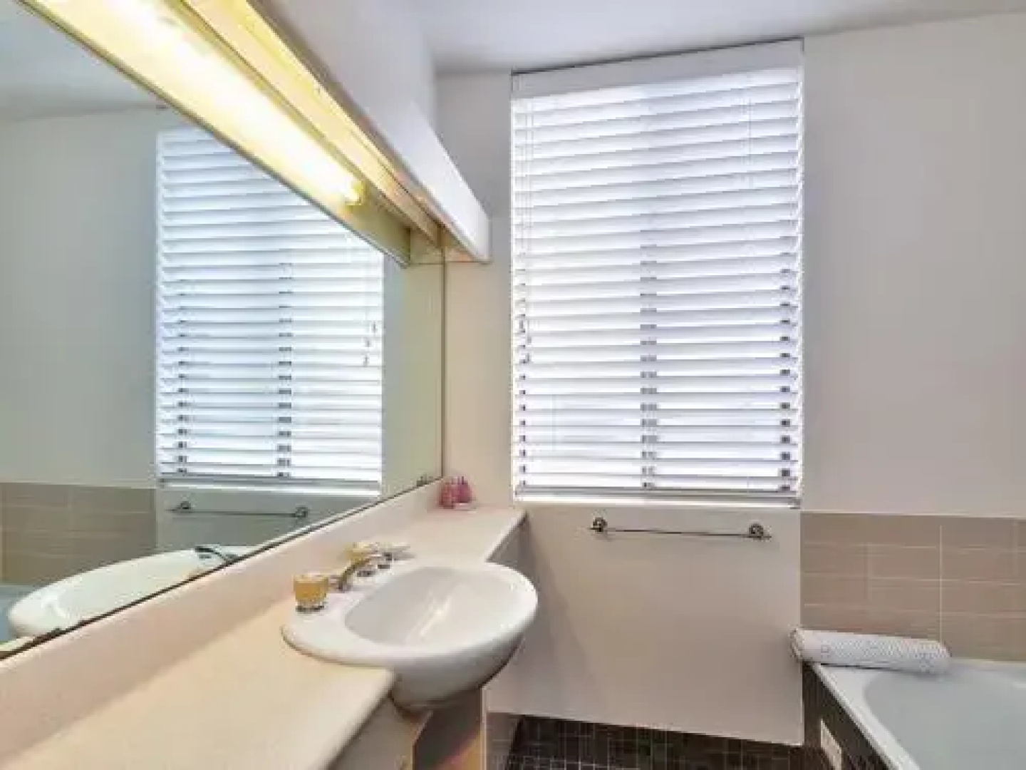 4 'The Point' 5-7 Mitchell Street- Stunnning Water Views With Air Conditioning