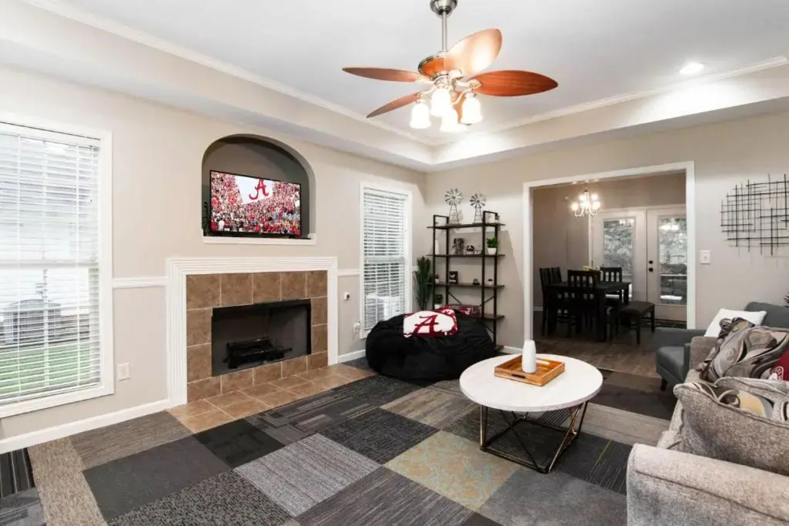 The Crimson Retreat Only 5 Miles to the Stadium BBQ Coffee Games