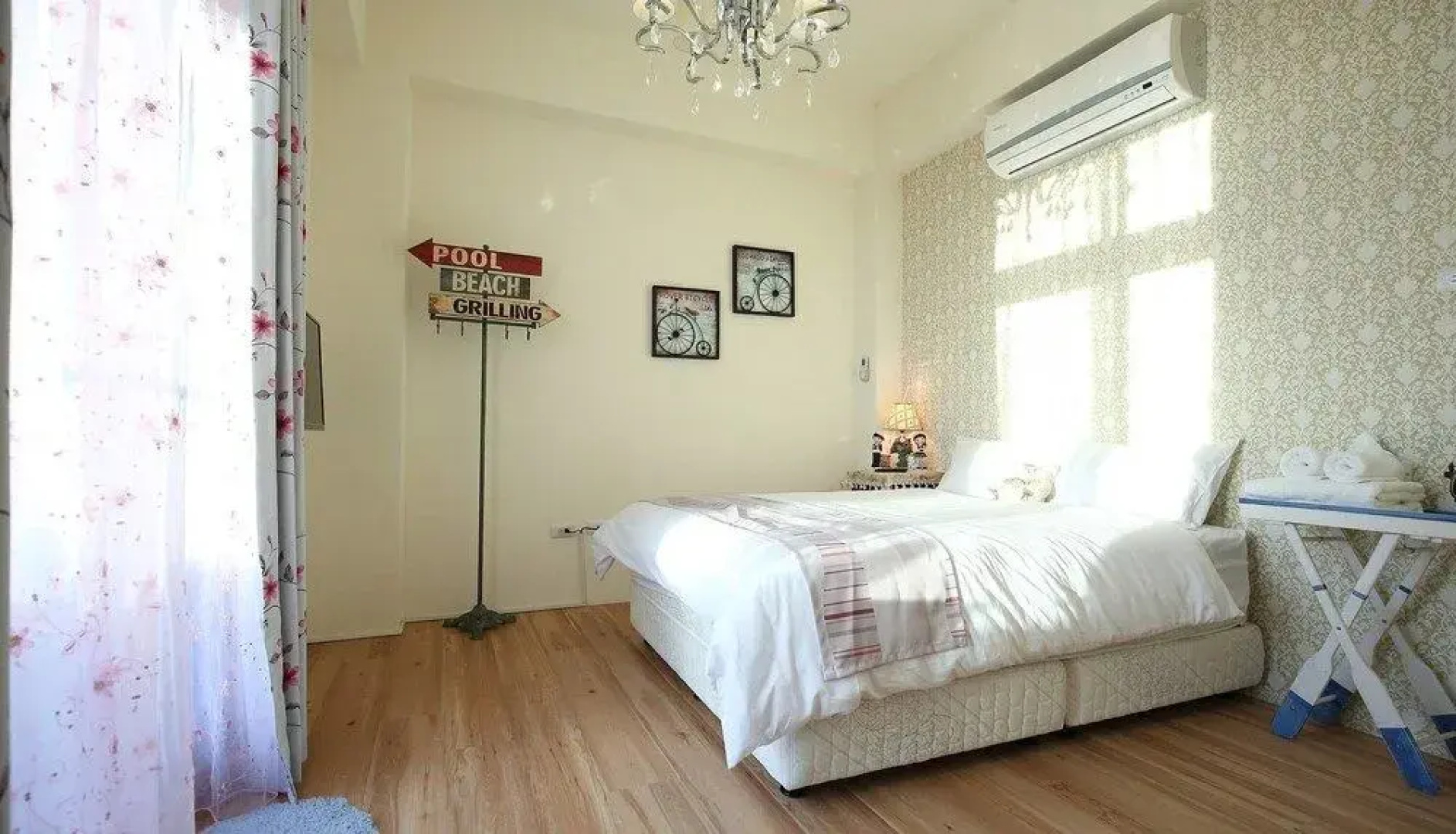 Textile Girl Romantic Homestay