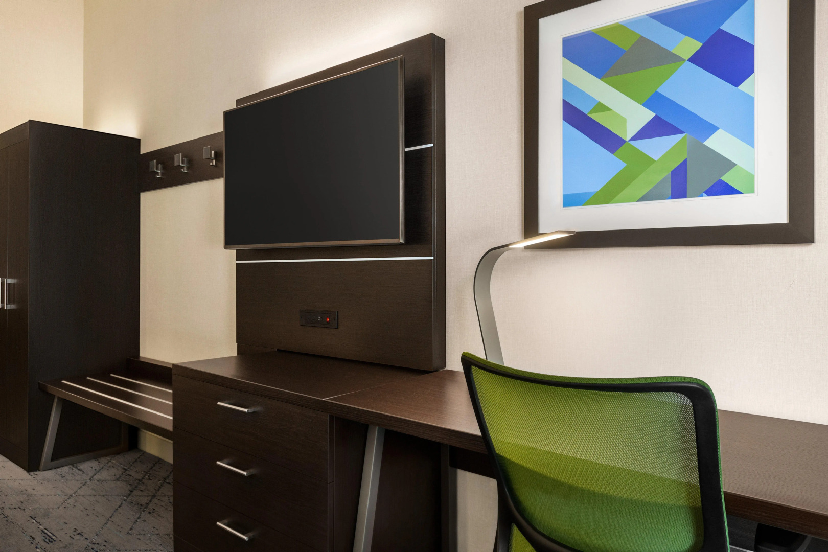 Holiday Inn Express & Suites Redding by IHG
