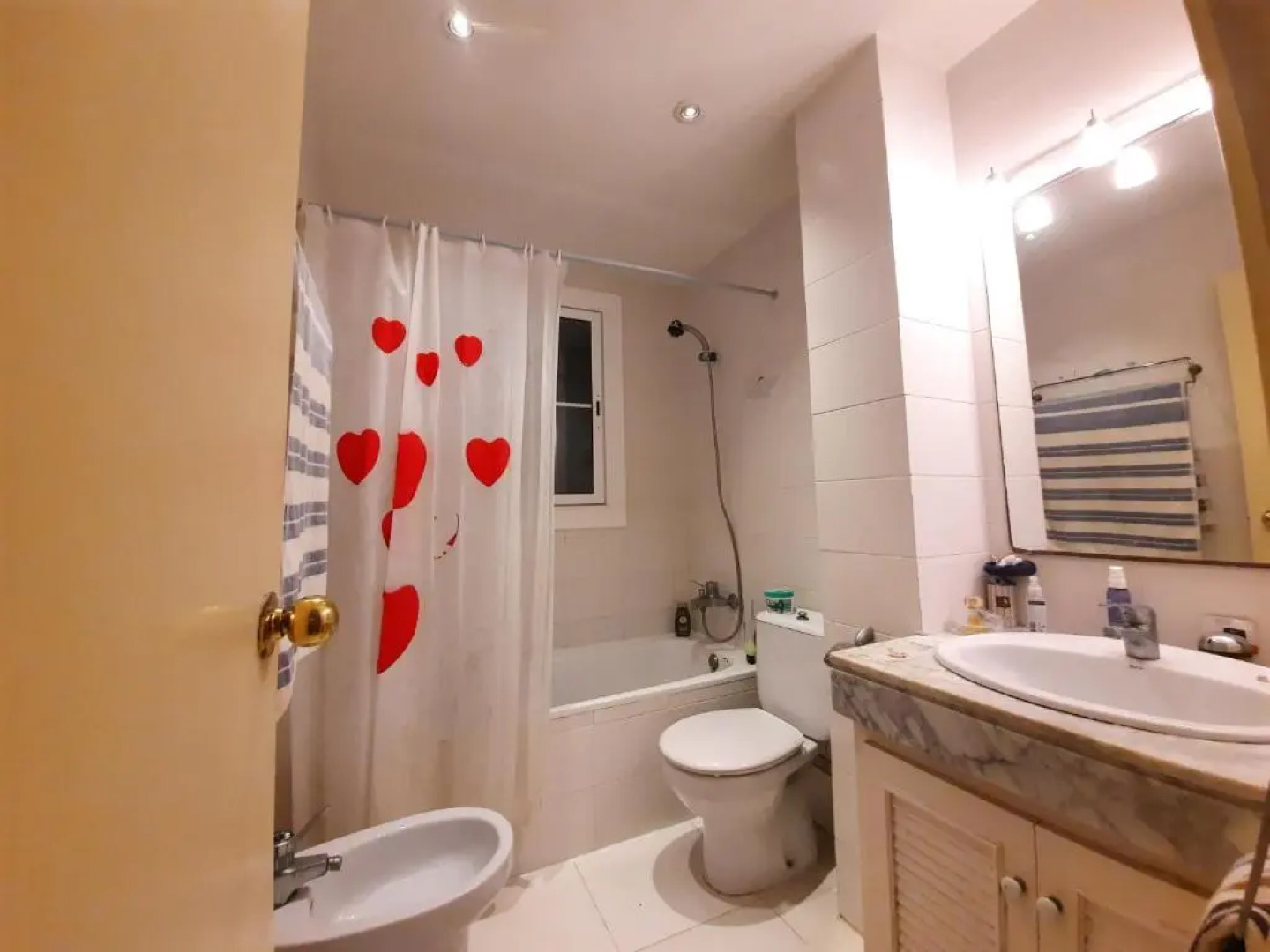 Cosy house with garden infront of the sea