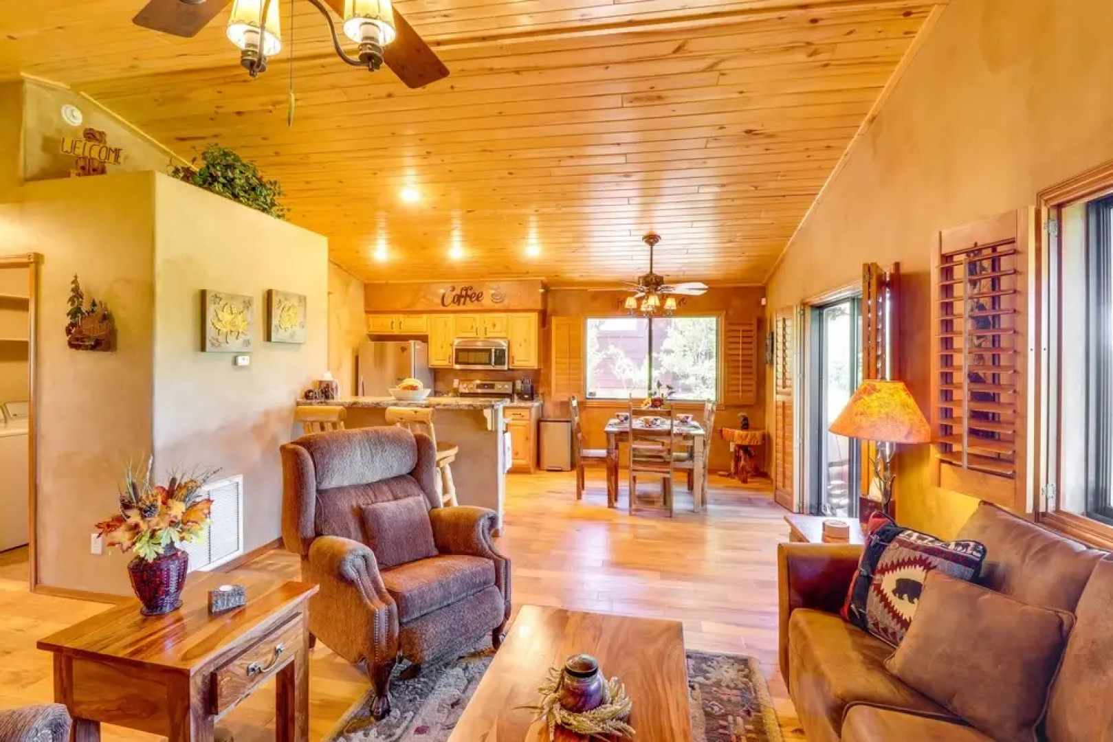 Cozy Show Low Cabin < 5 Mi to Downtown!