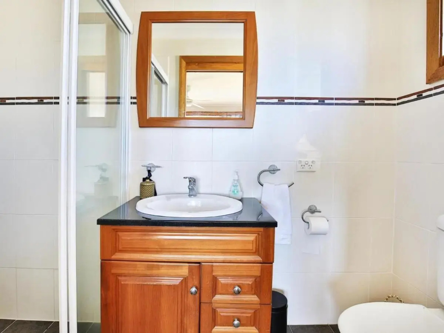 Shores - Pet-Friendly - 1 Min Walk to Beach