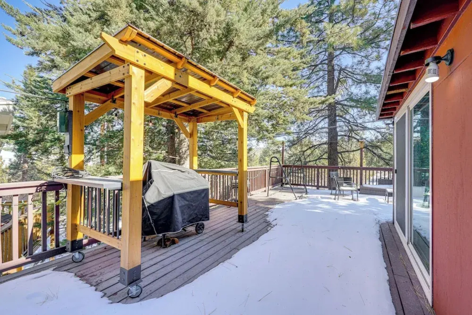 Wraparound Deck & Grill: Wrightwood Cabin Near PCT