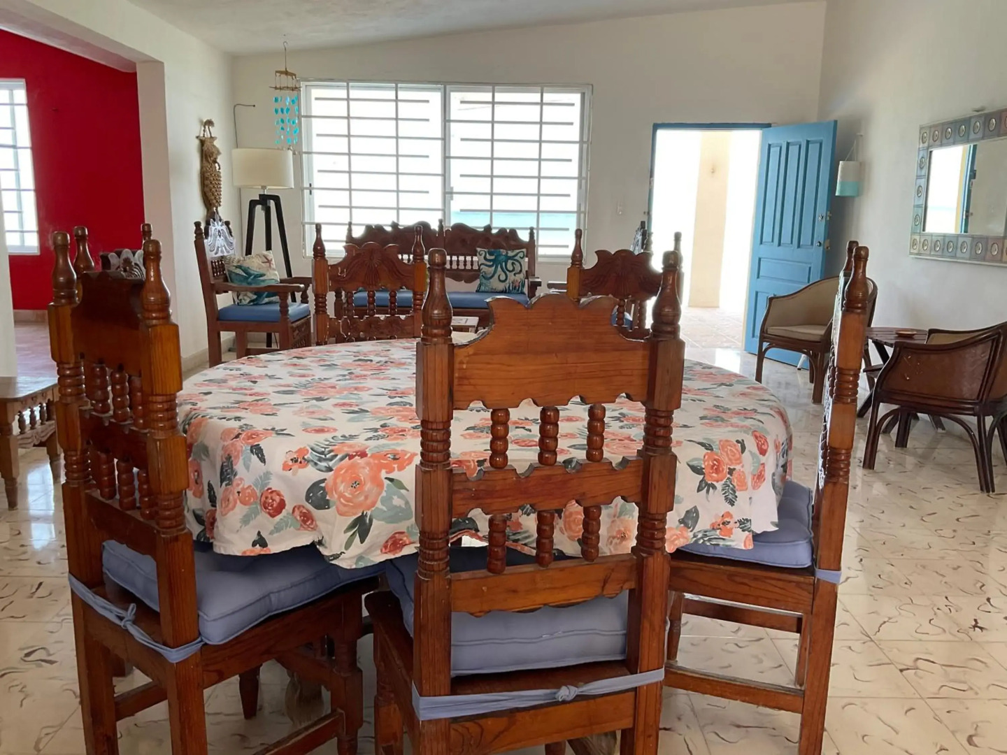 La Casa Amarilla Frente al Mar