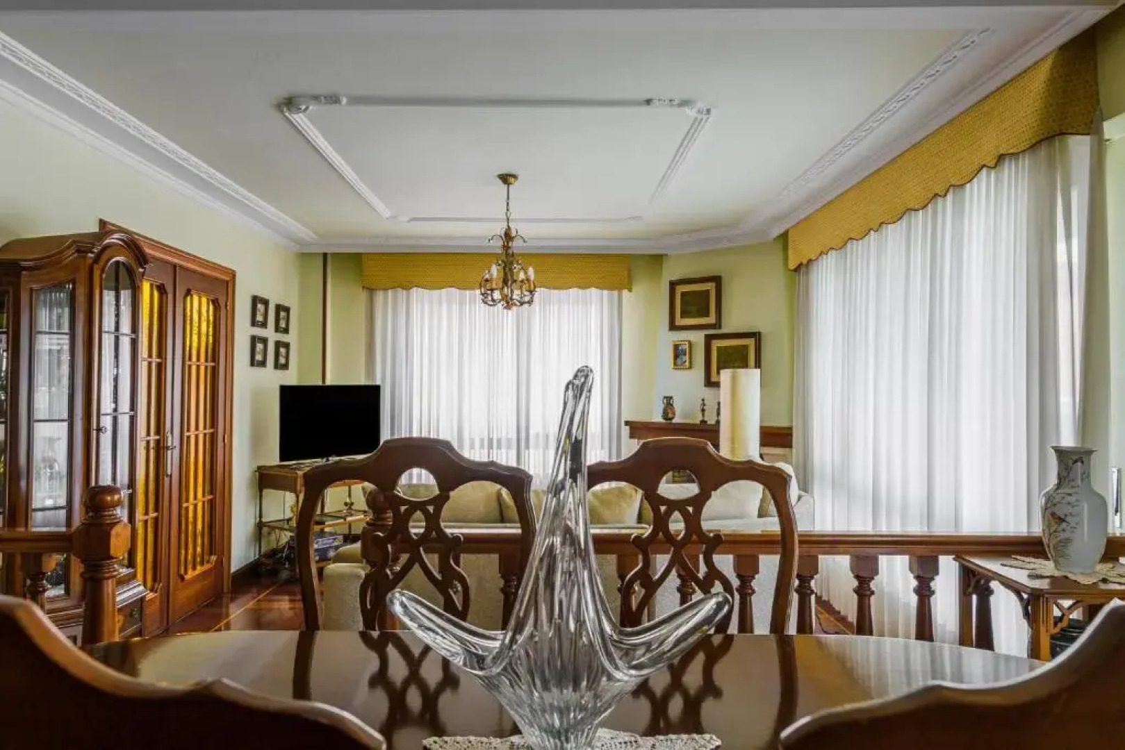 Casa marinera con piscina y jardín.