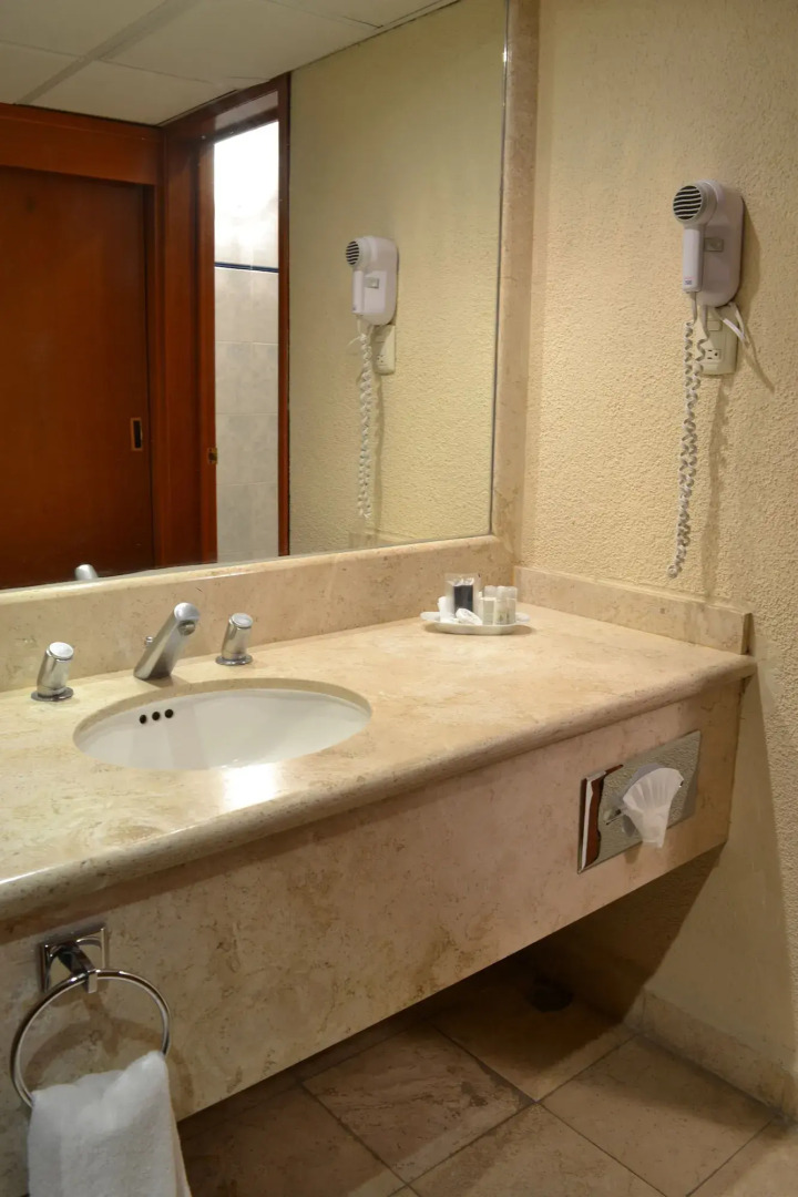 La Posada Hotel & Suites