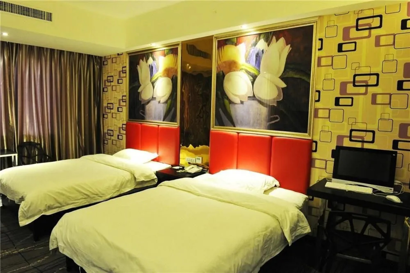 Zhumadian Yuechao Vogue Hotel