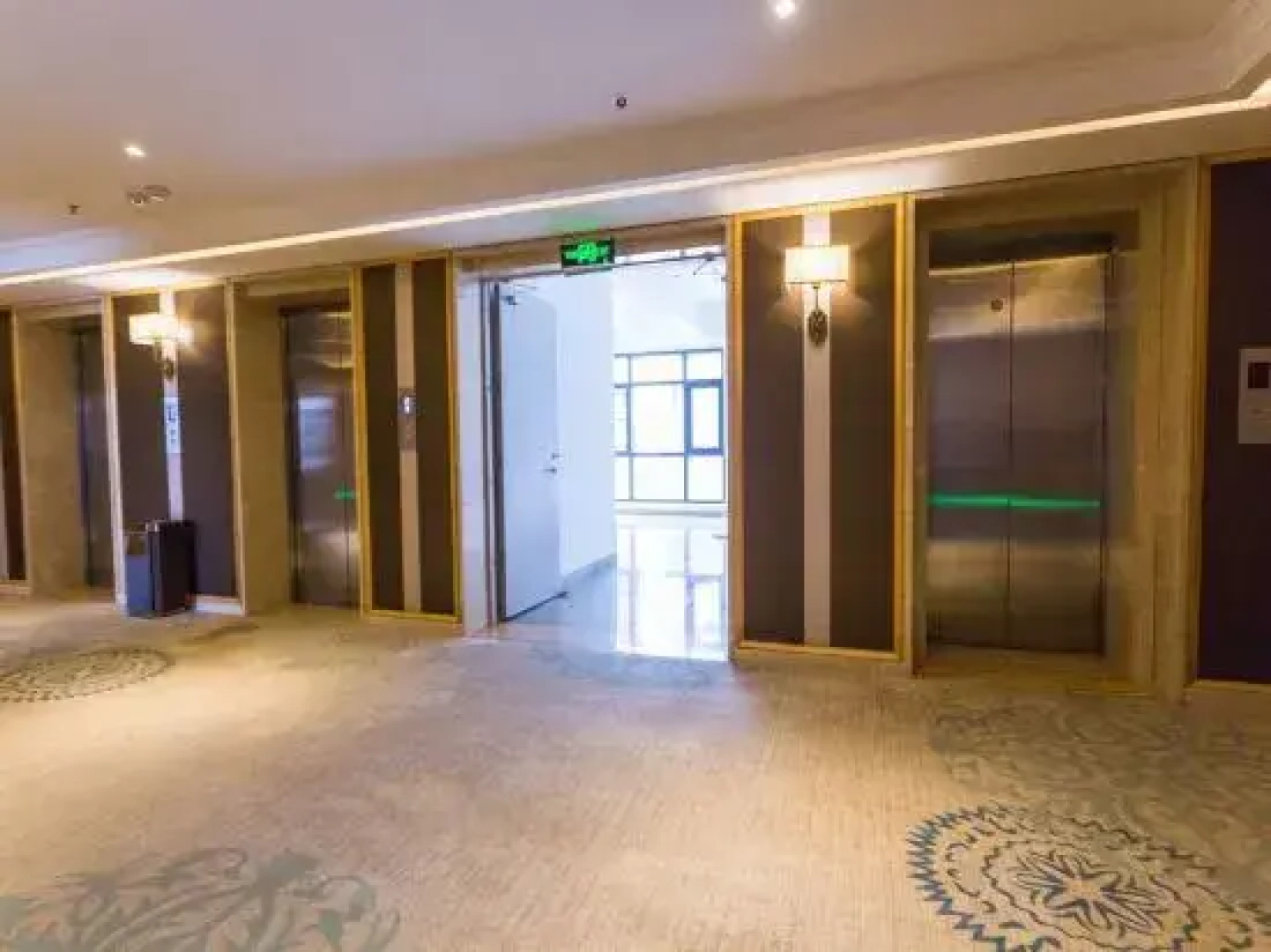 Ford Land Hotel