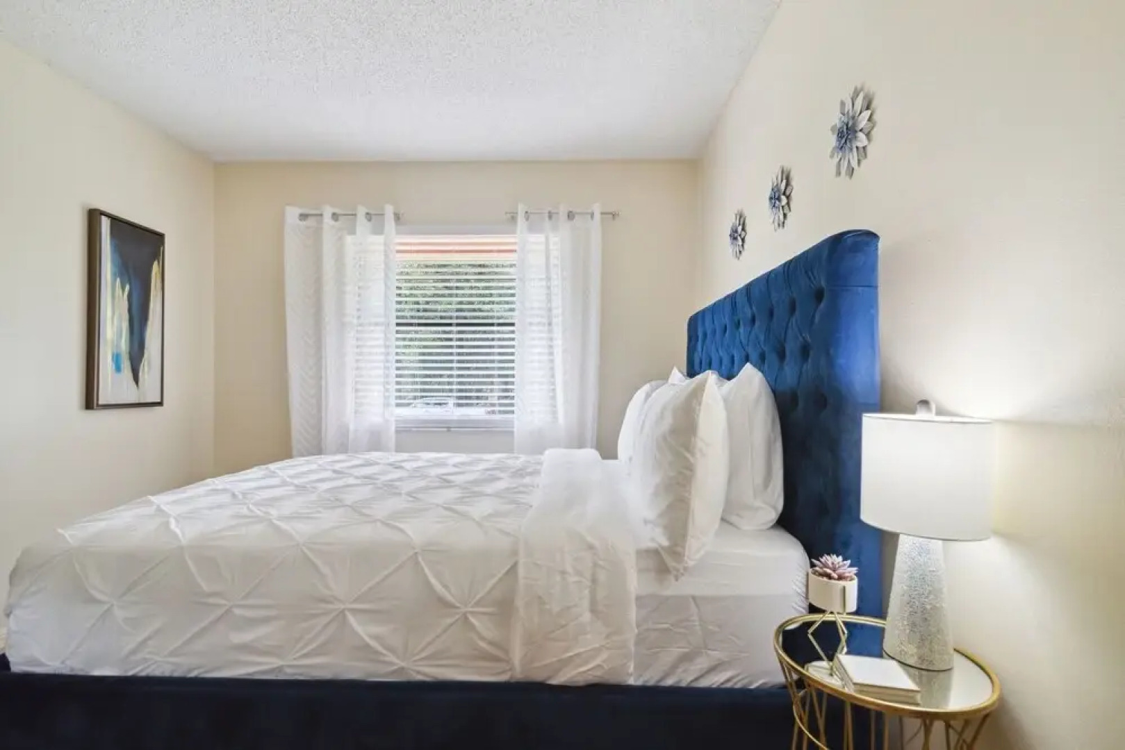 Sunny Retreat - Spacious Yard, Firepit, & Grill 3 Bedroom Home by Redawning