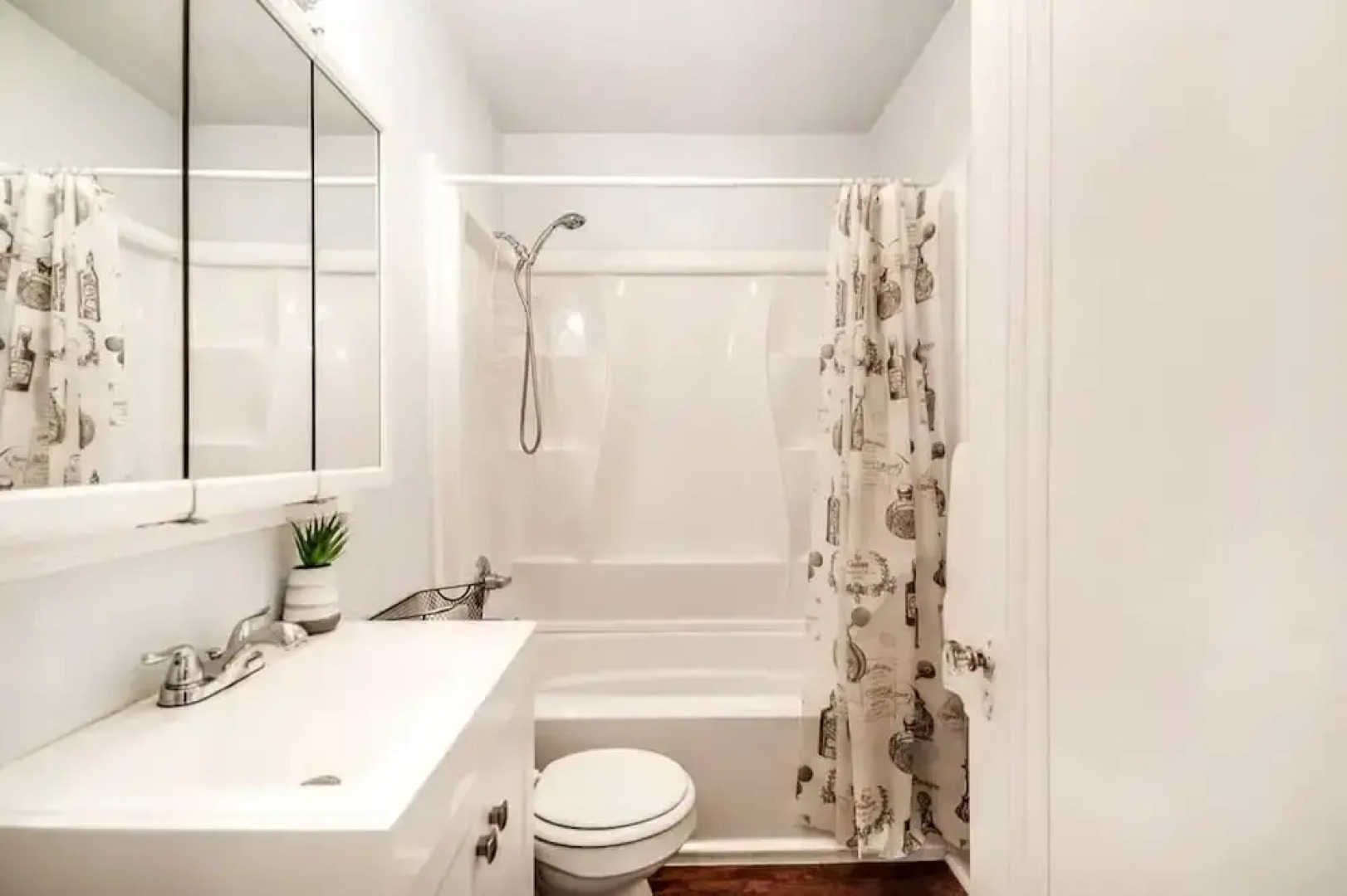 Shiny and Comfortable Oakland House 3 car Driveway