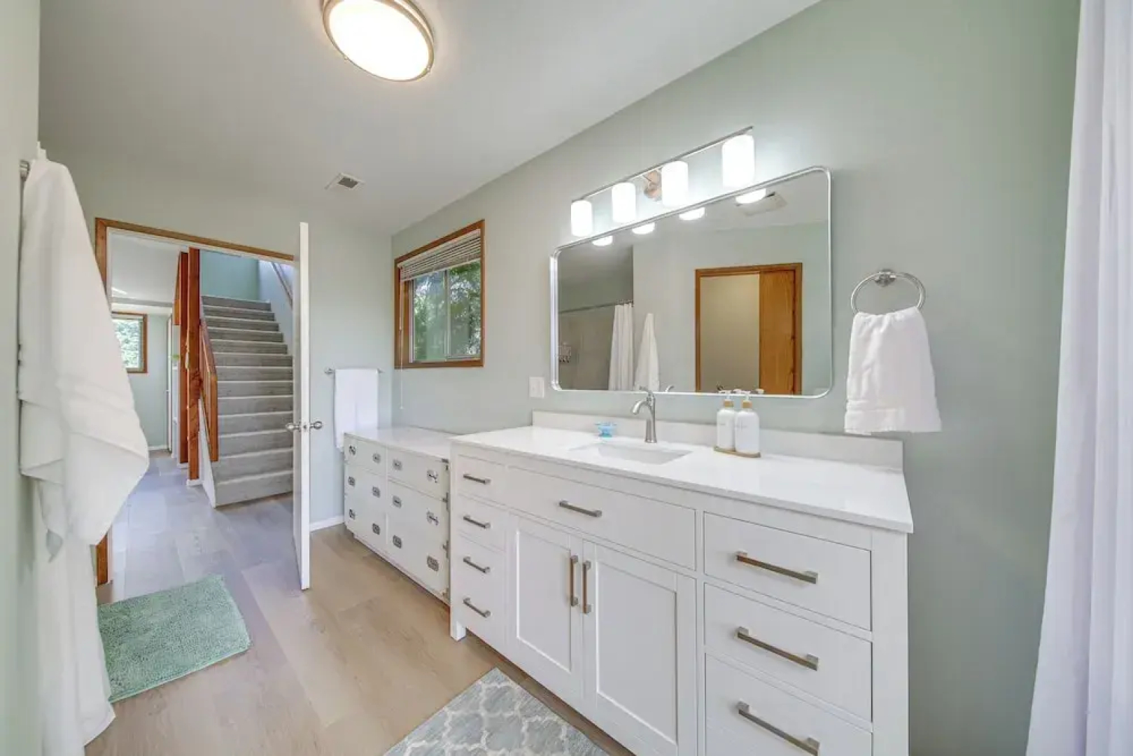 < 1 Mi to Lake Washington: Peaceful Apt in Kenmore