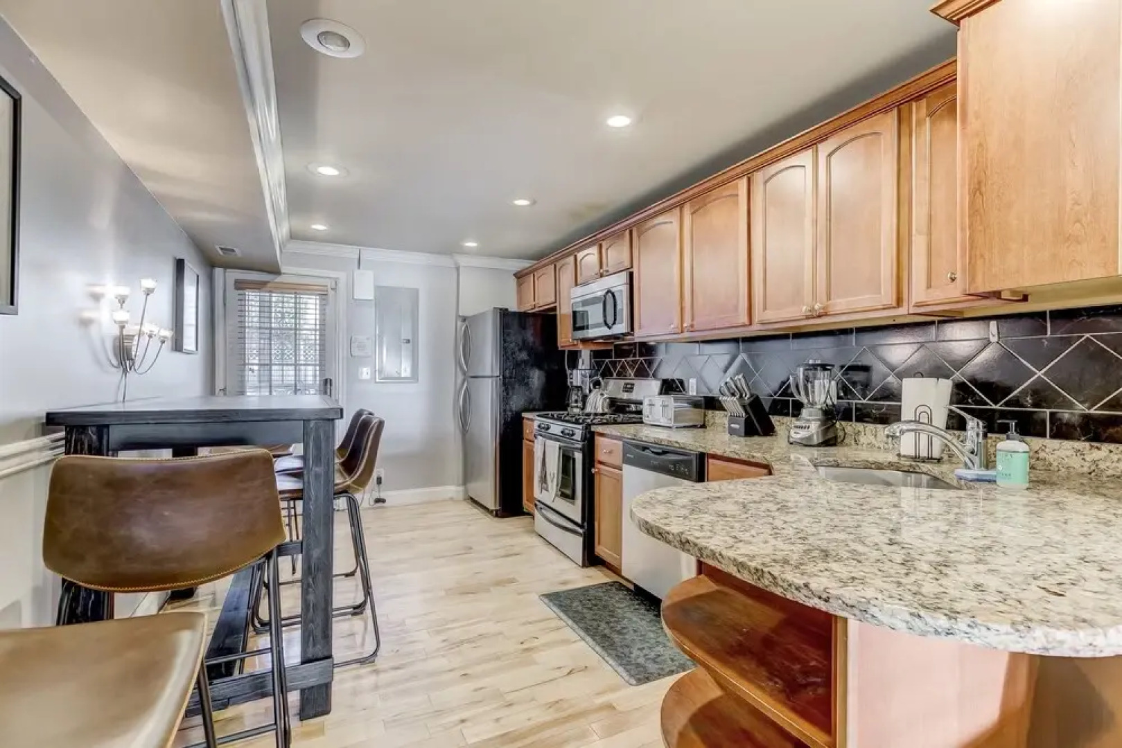 Upscale Home W/rooftopdeck&parking Near Stadiums