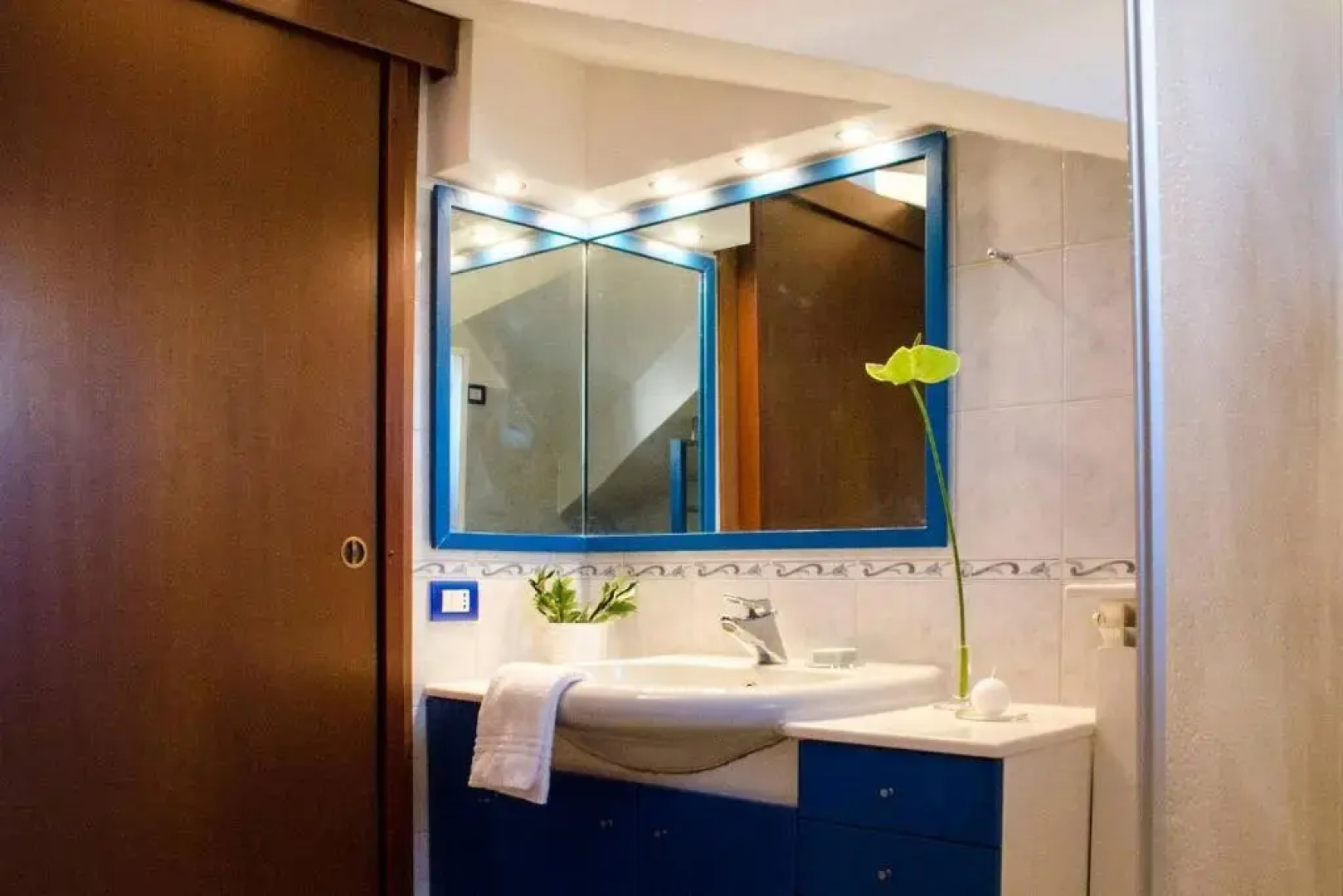 ALTIDO Lively 2 bedroom Apt with Parking close to Como