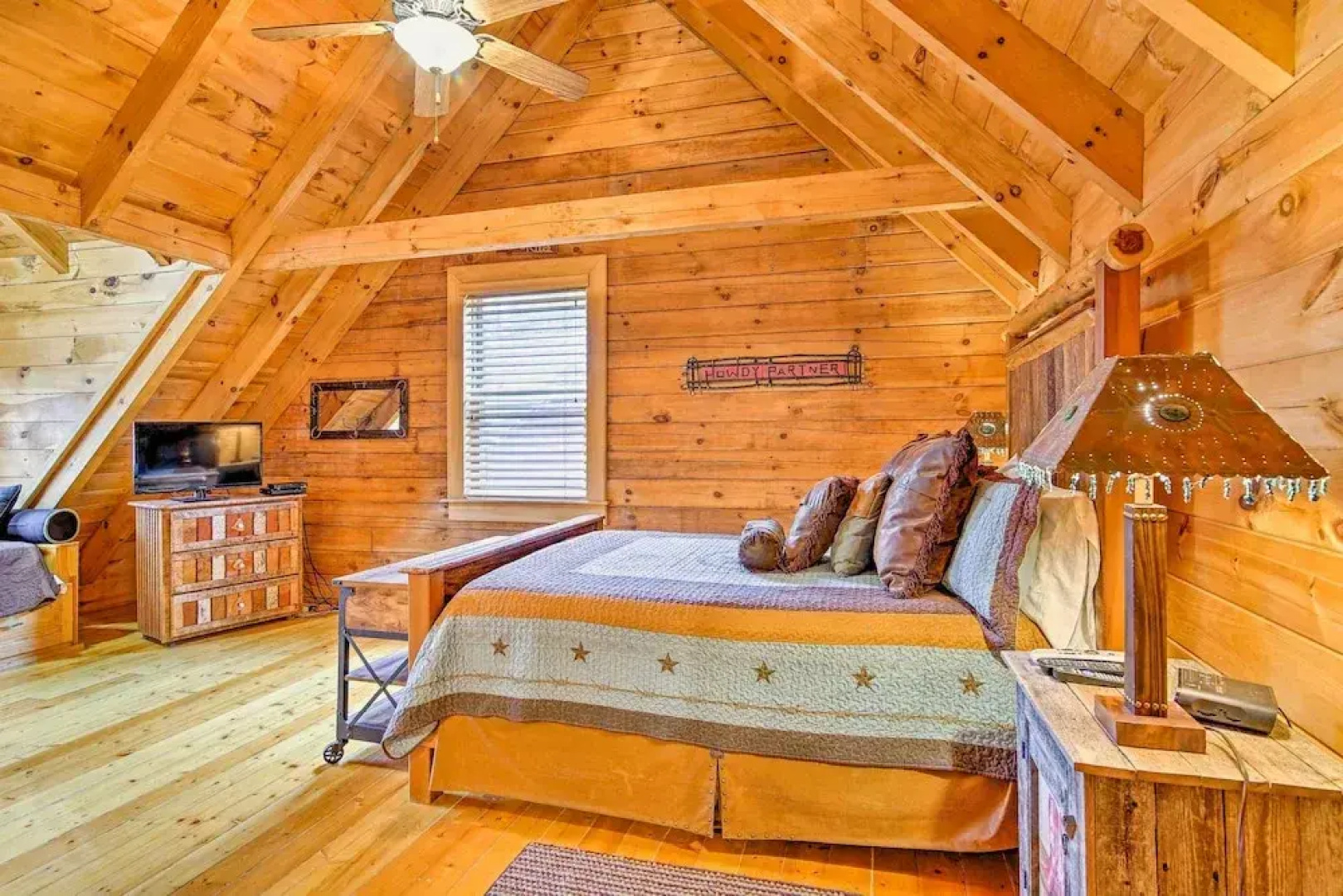 Lake Hartwell Lodge w/ Dock, Theater + Hot Tub!