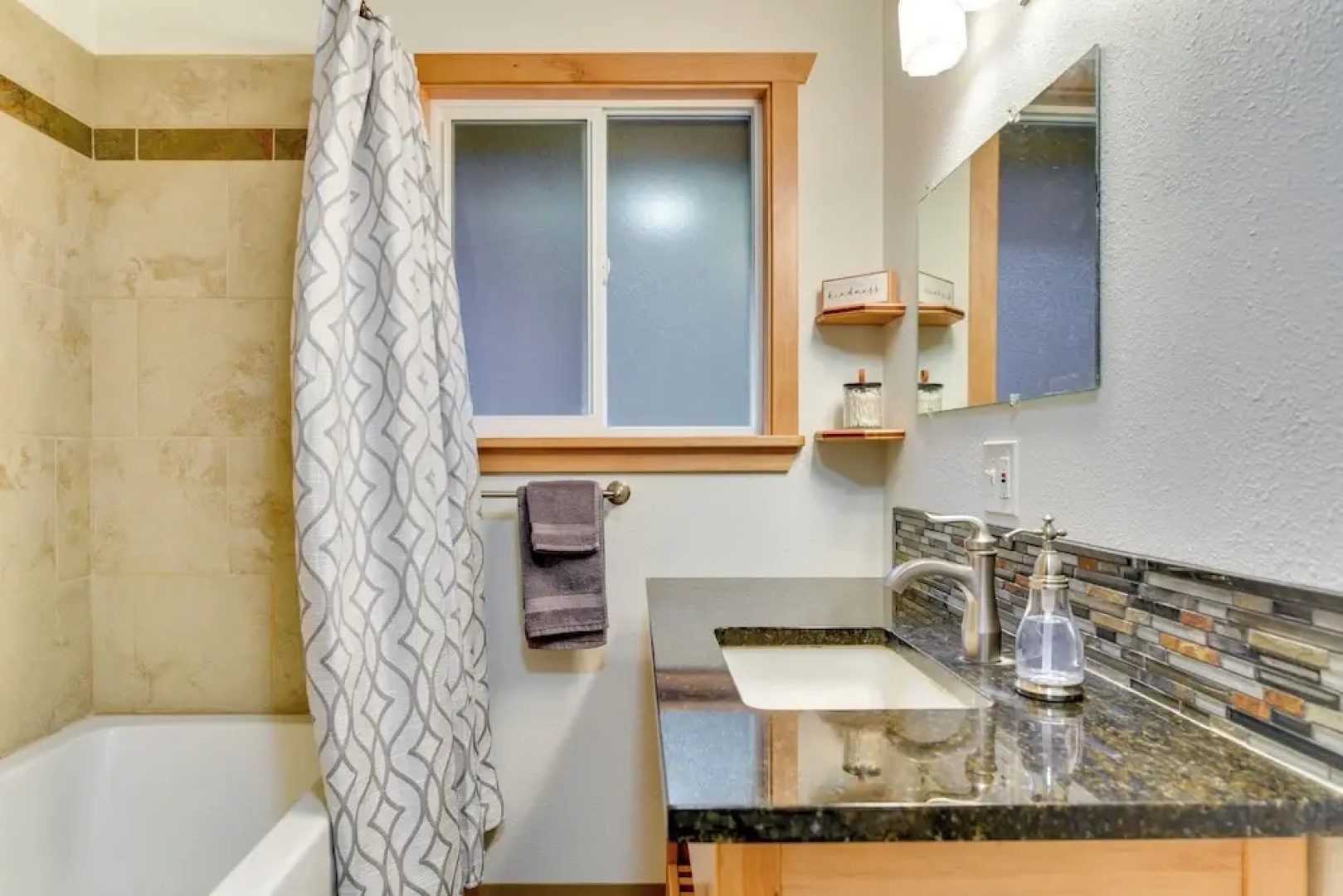 Peaceful Mt. Hood Cabin w/ Hot Tub & Fire Pit!