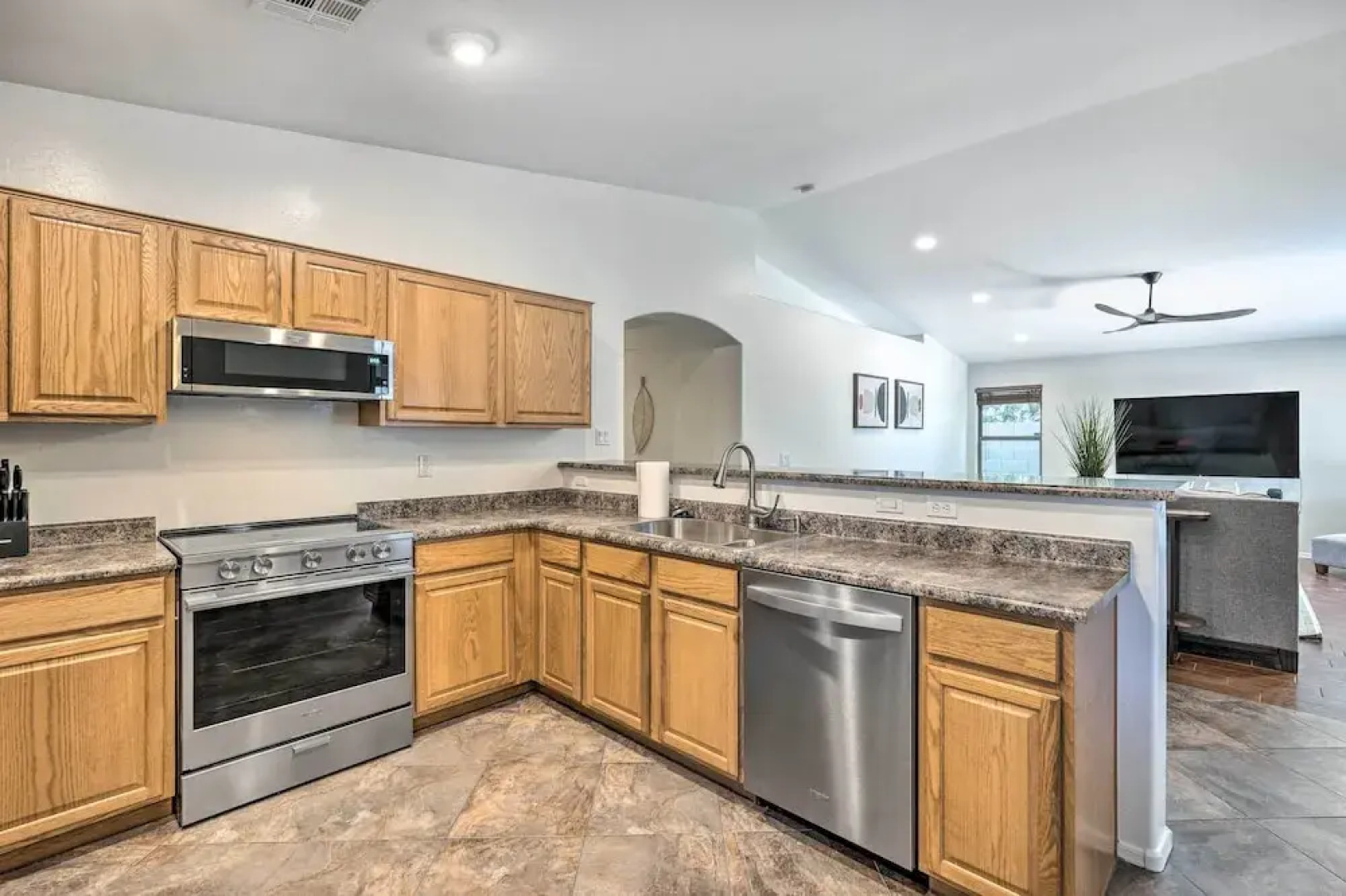 Avondale Home w/ Pool, 5 Mi to State Farm Stadium!