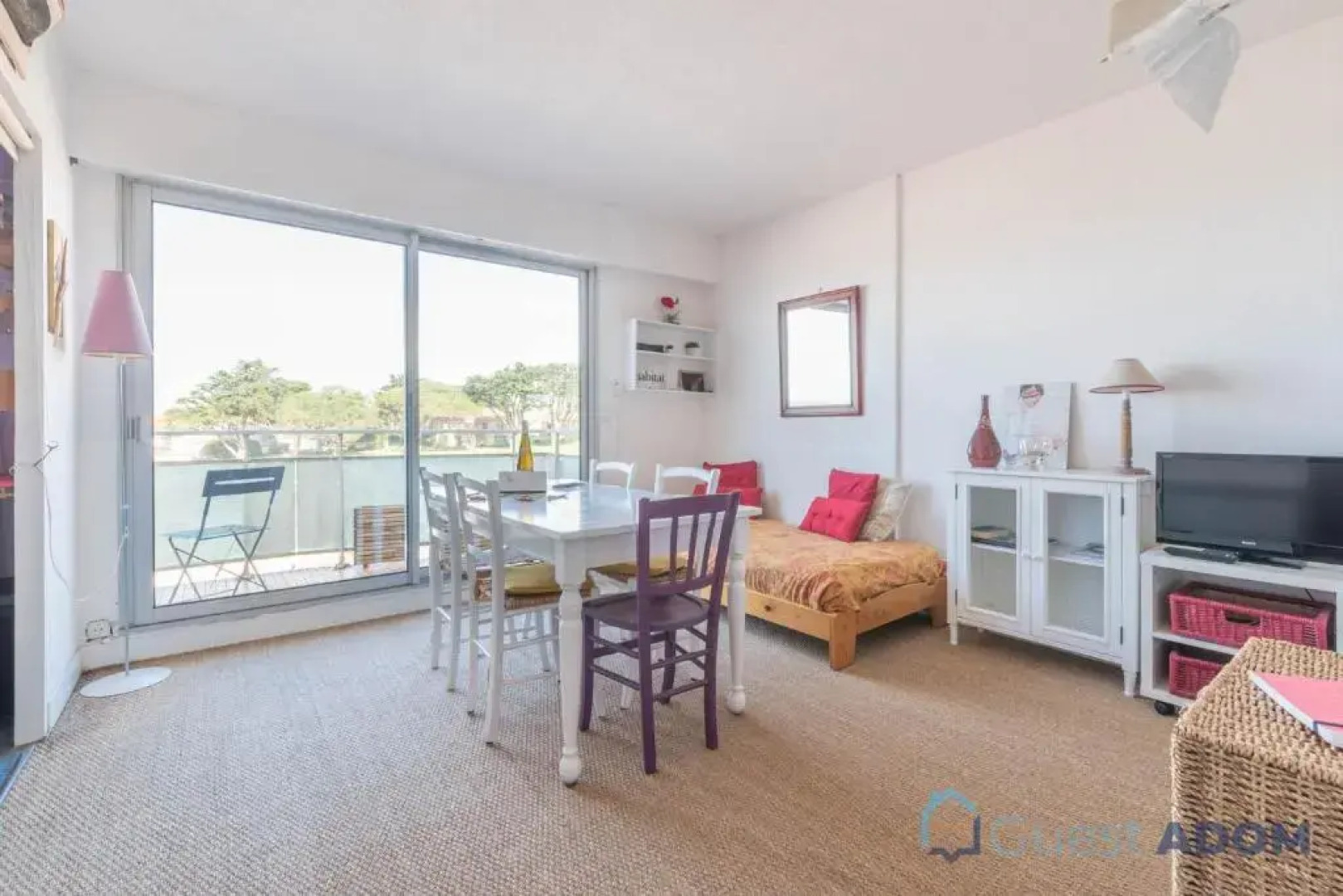 Studio les pieds dans l'eau bord de mer