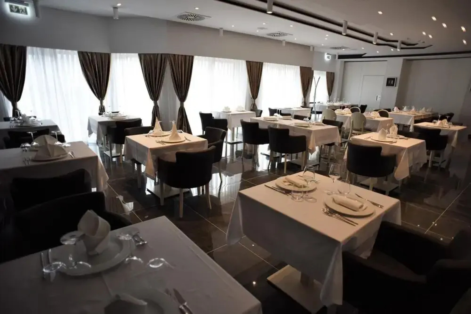 Santiny Hotel & Restaurant