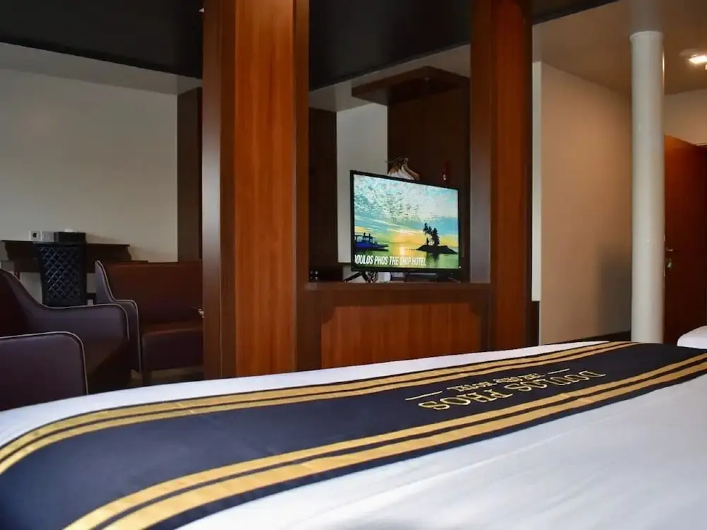 Doulos Phos The Ship Hotel