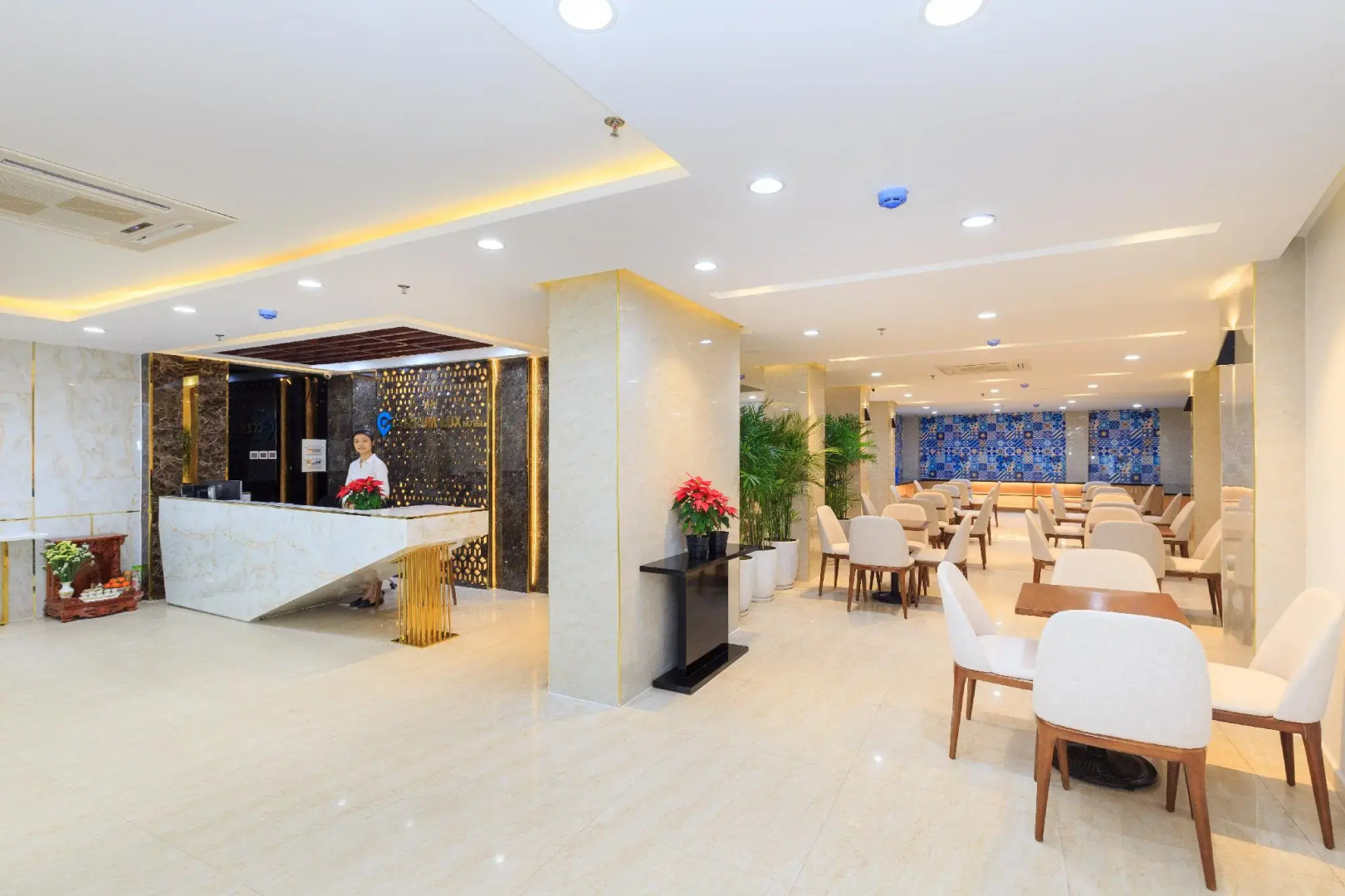 SAZI Resin Hotel - Free Nails/HairWash