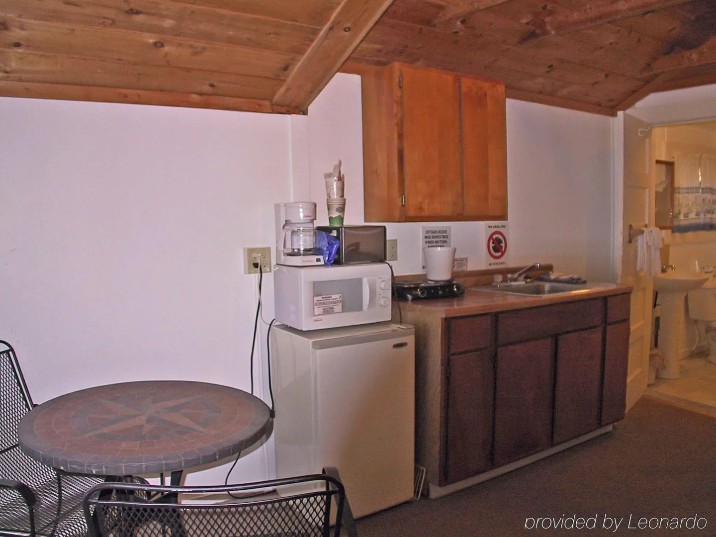 Half Moon Motel & Cottages