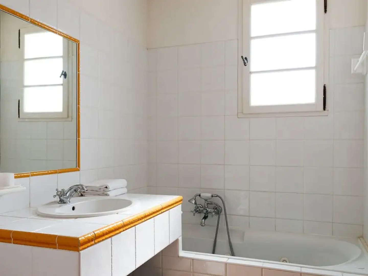 Attractive Holiday Home With two Bathrooms and a Jacuzzi