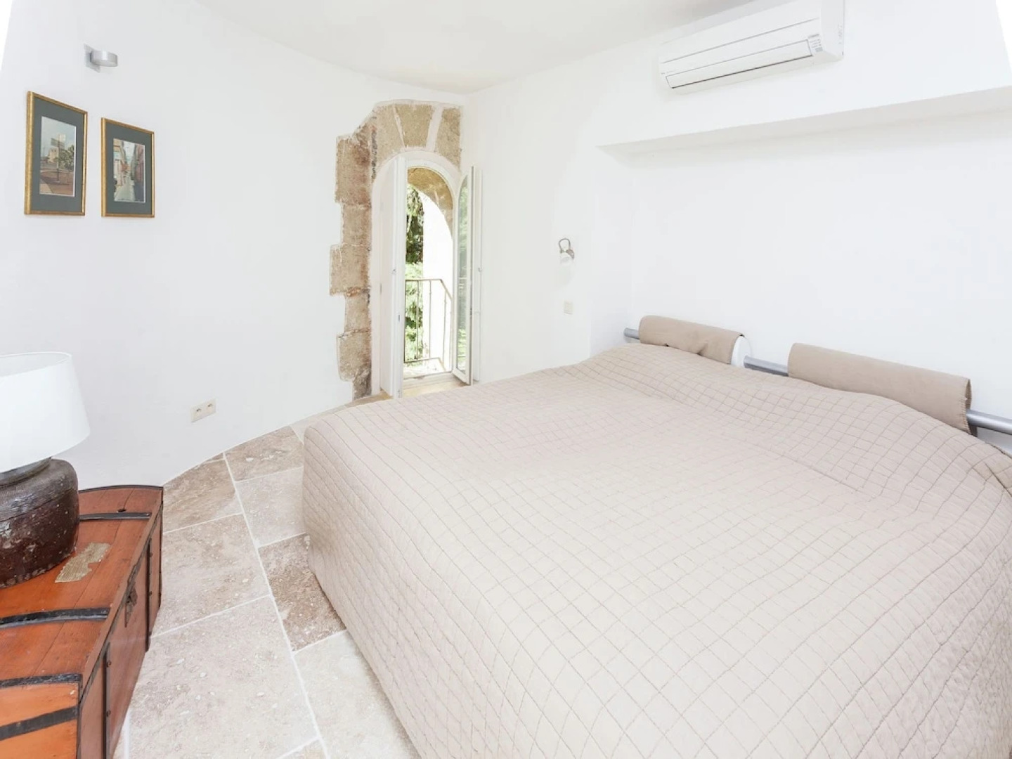 Spacious Castle in Jonquieres with Swimming Pool