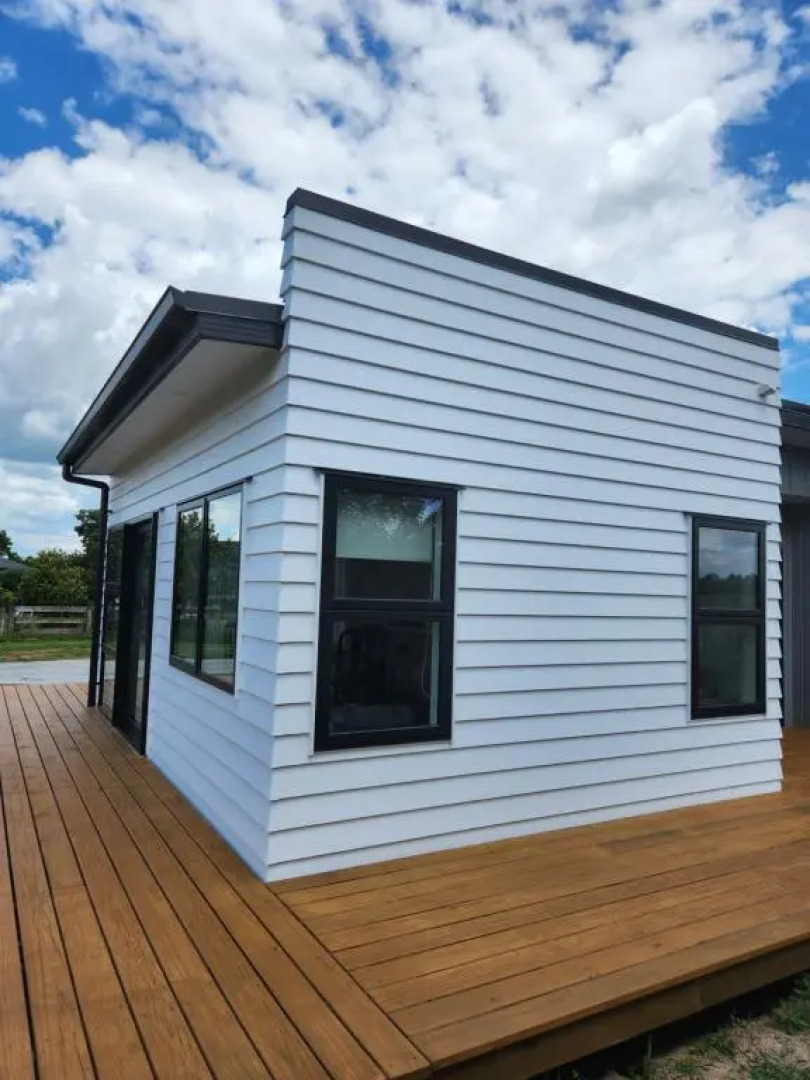 Brand New Two-Bedroom Cosy Cottage with Hobbit House sleep-out