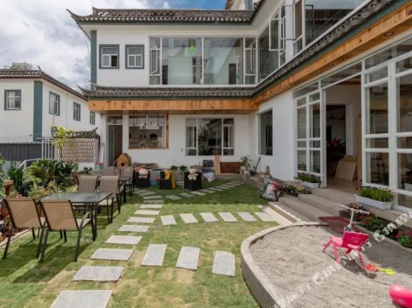 Dali Inside Shore Inn