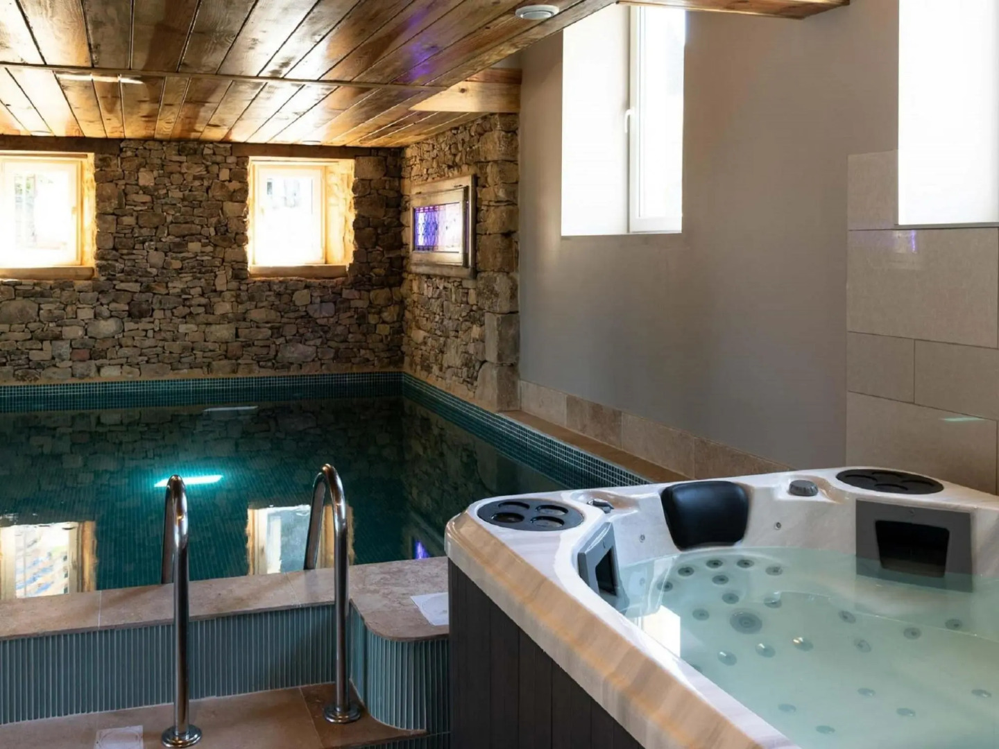 Nice holiday home in Nouvelle-Aquitaine with indoor pool