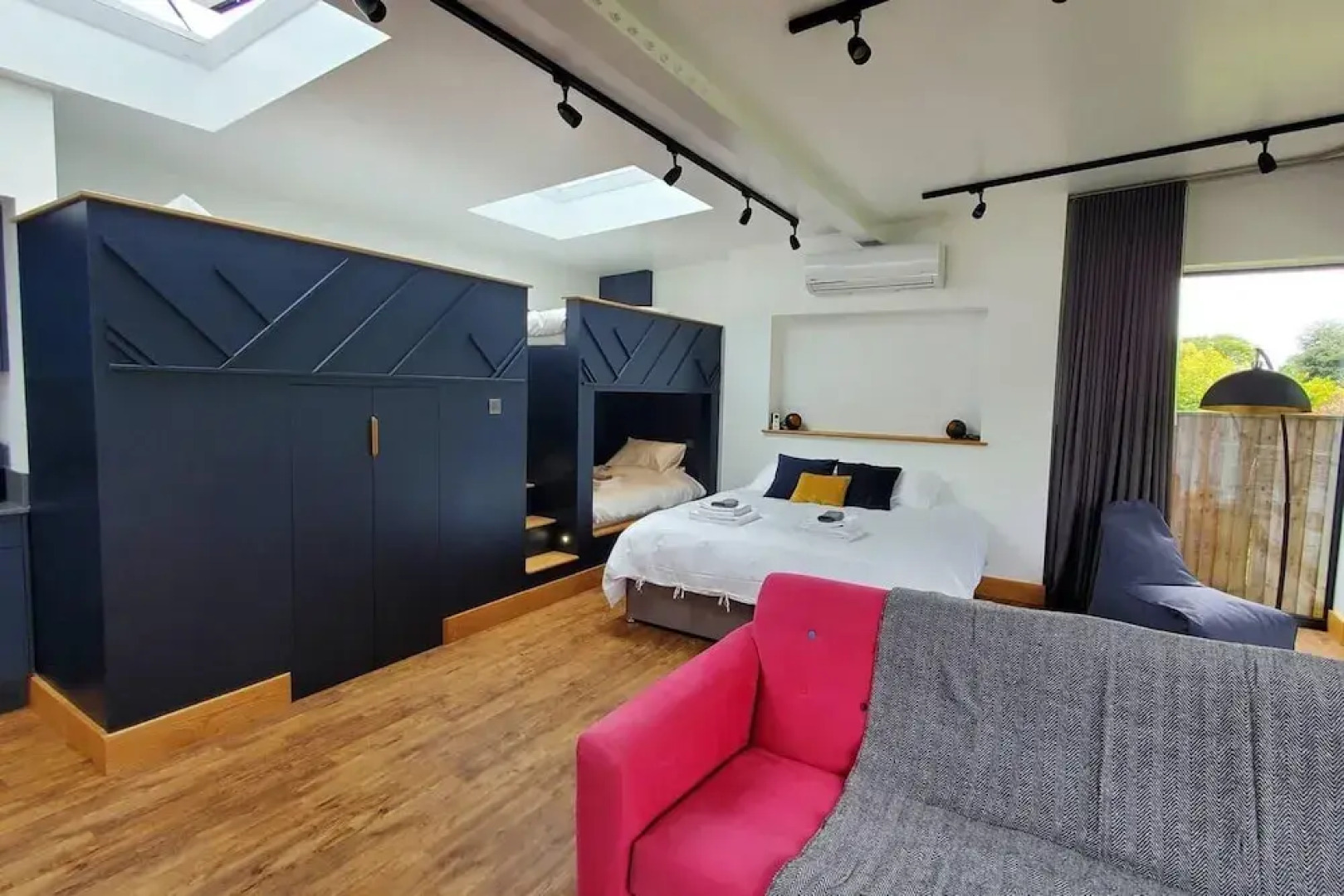 The Cedarwoods - Luxury Studio for 5!