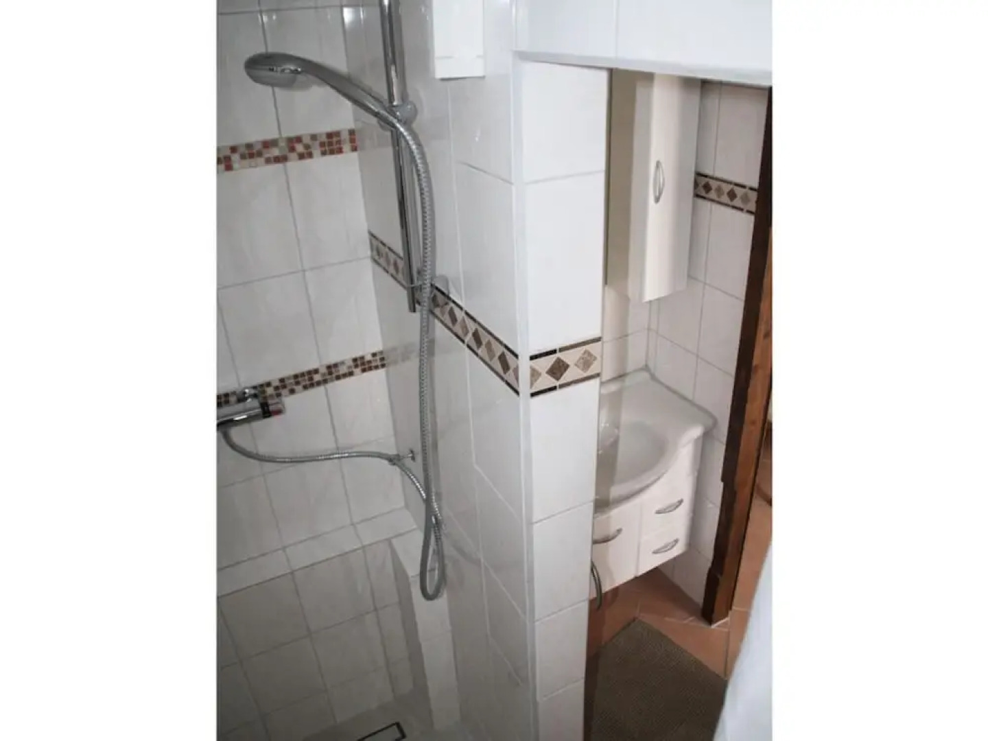 2 Rena Modern Retreat