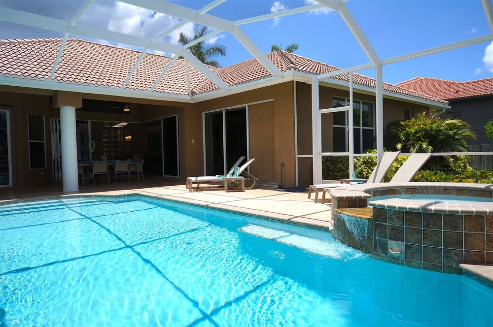 Alicia in Walking Distance to Yacht Club 1014