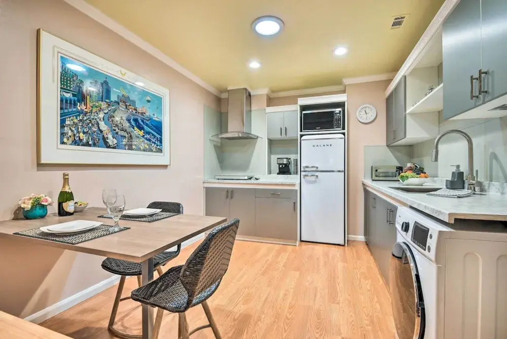 Romantic Pasadena Home w/ Covered Porch!