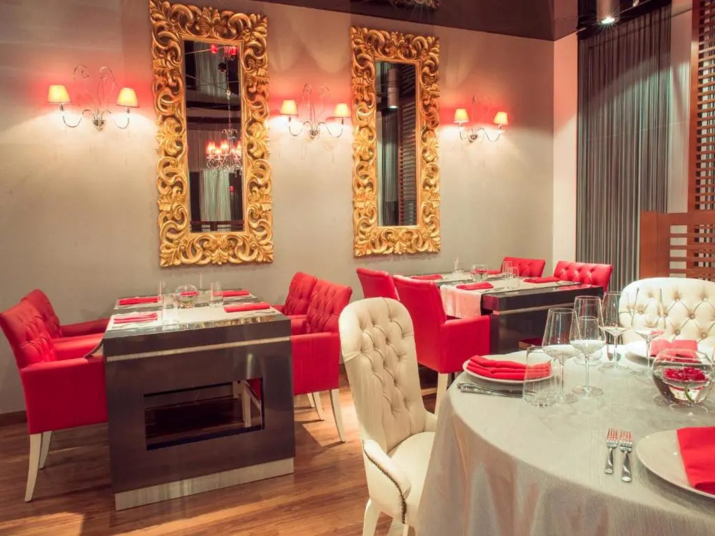 Отель Chirag Plaza Hotel & Business Center