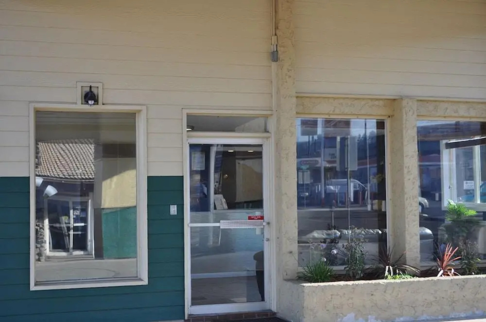 Evergreen Hotel & Suites