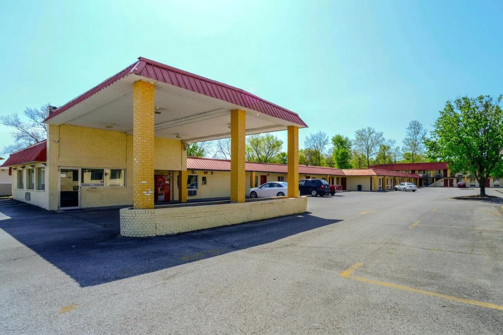 Econo Lodge Inn & Suites