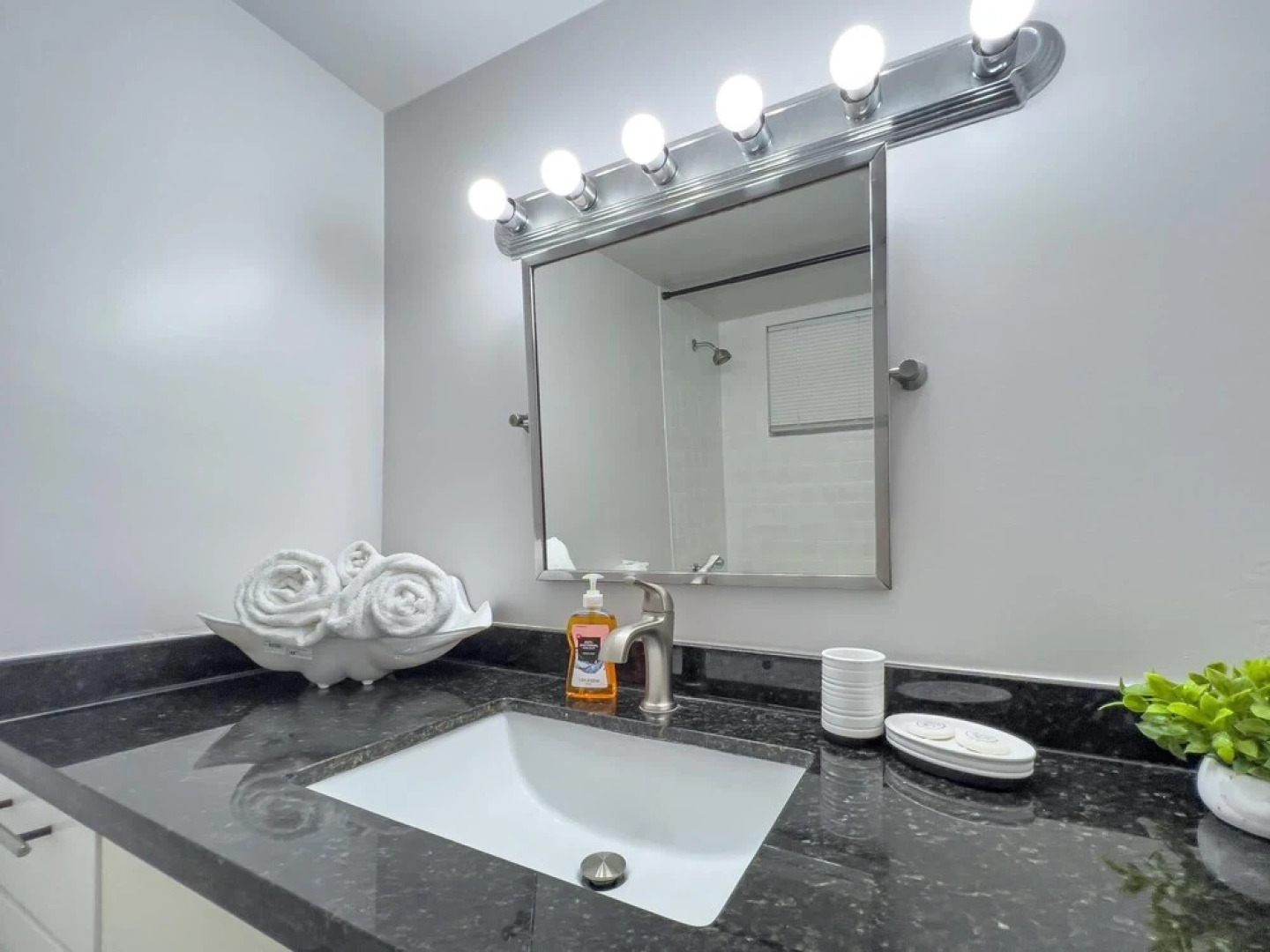 Bella Vista - Water Views Pool and Parking