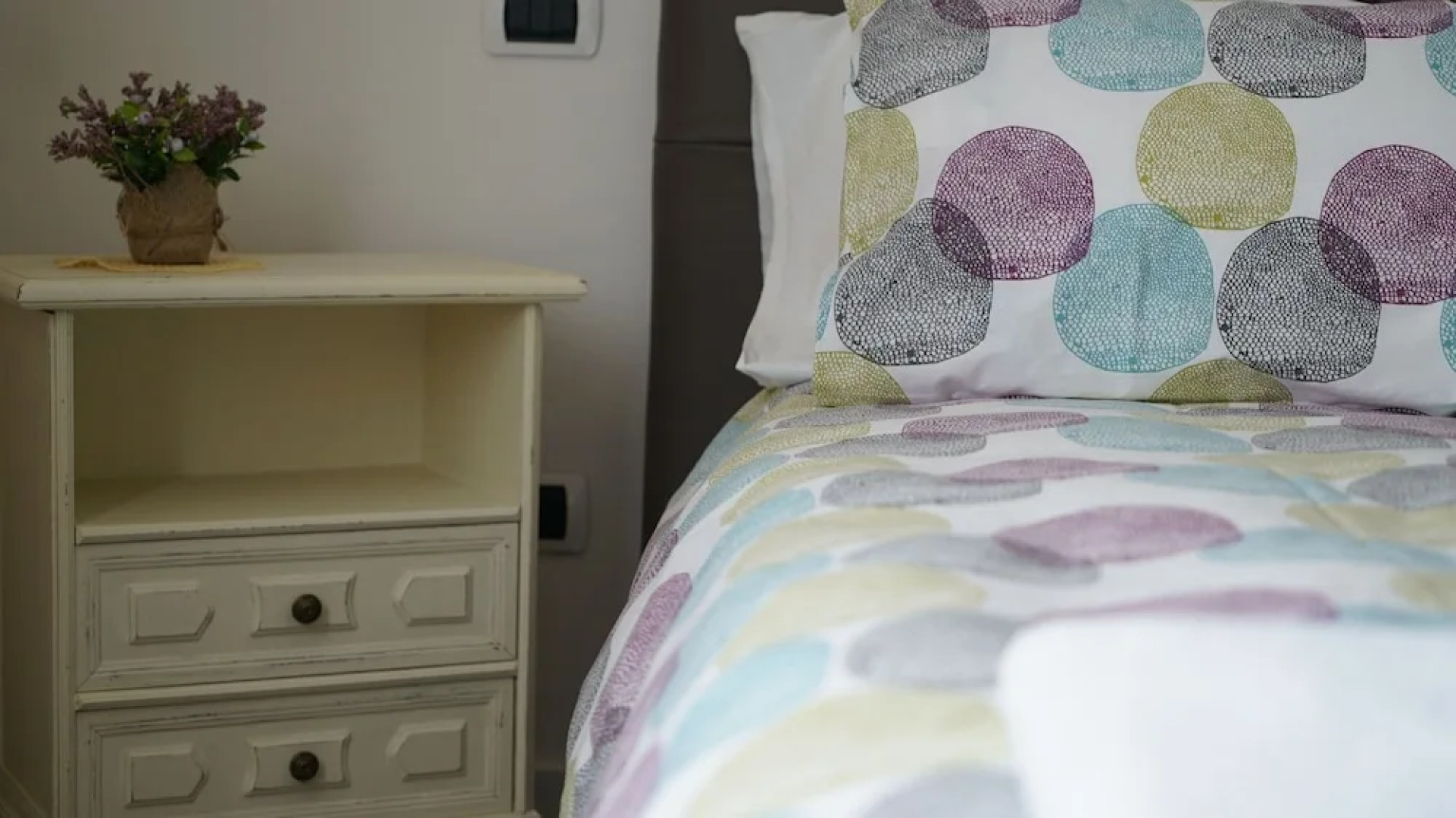 The White Building - [ROOMS]