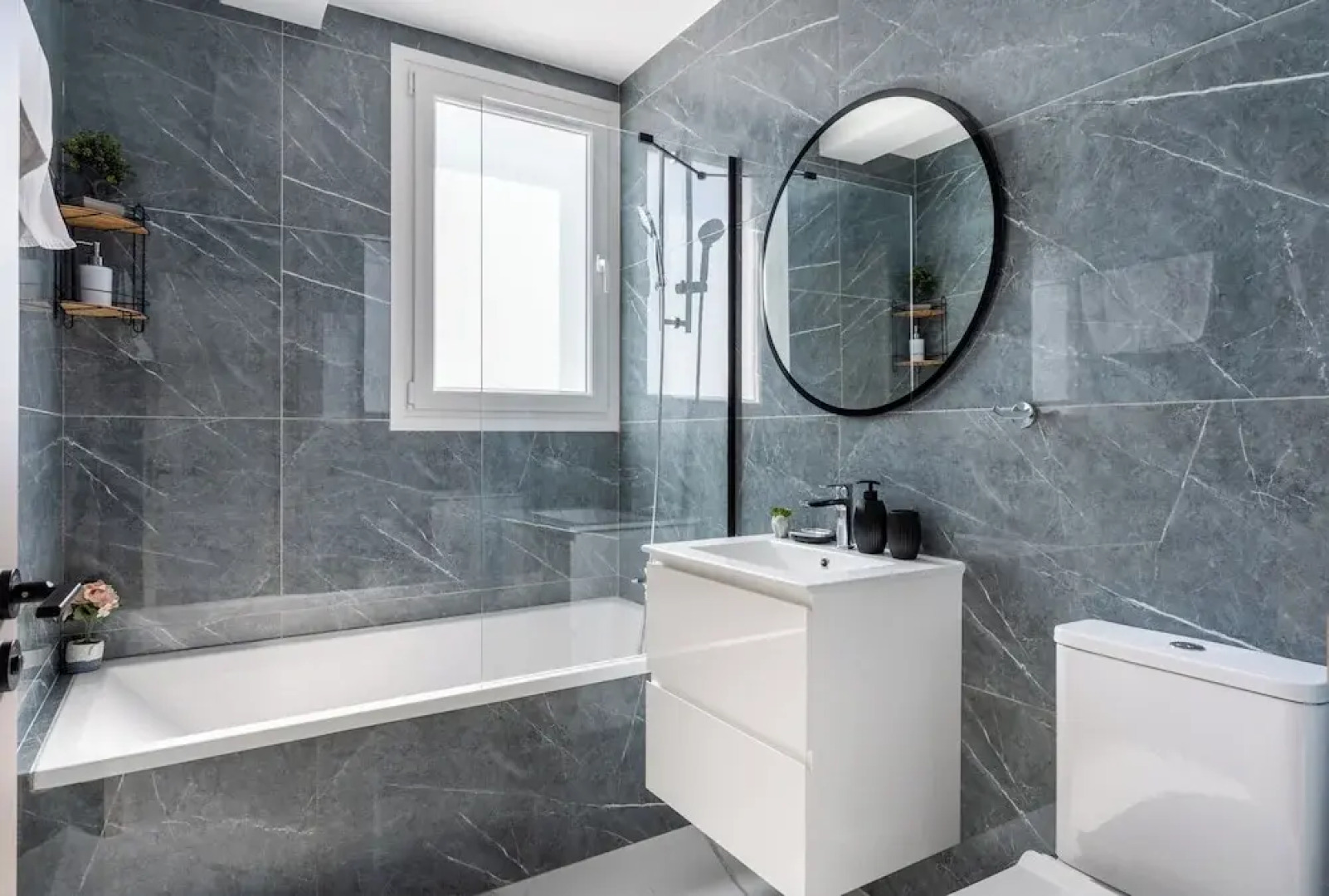 Doria 2-Bedroom Apartment & Balcony in Larnaca