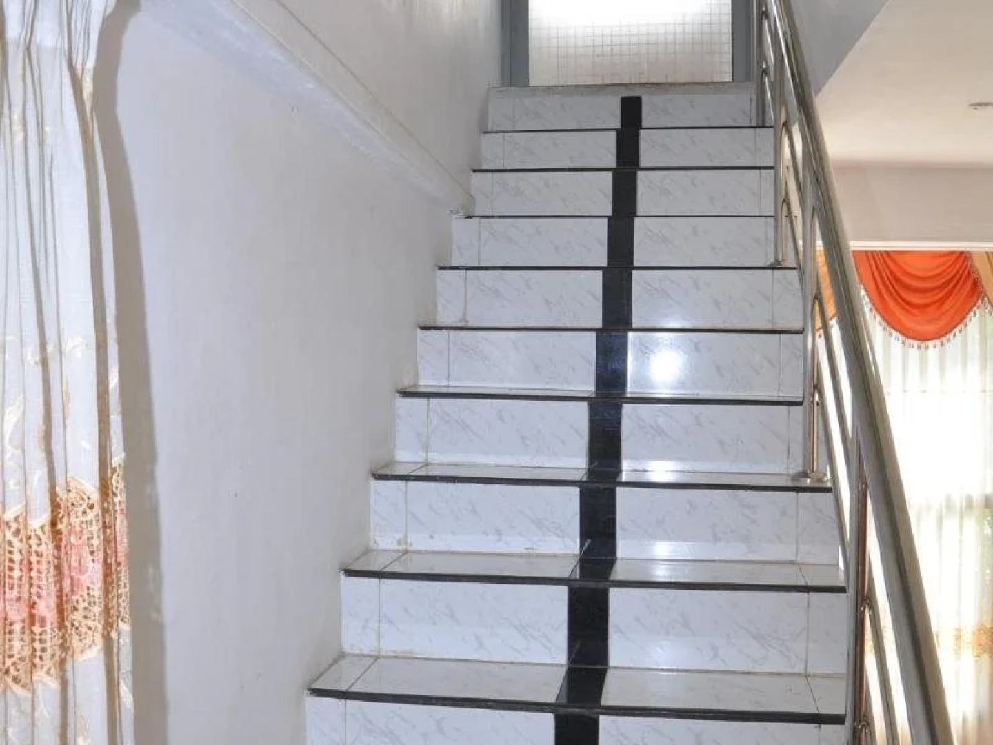 White House Holiday Inn