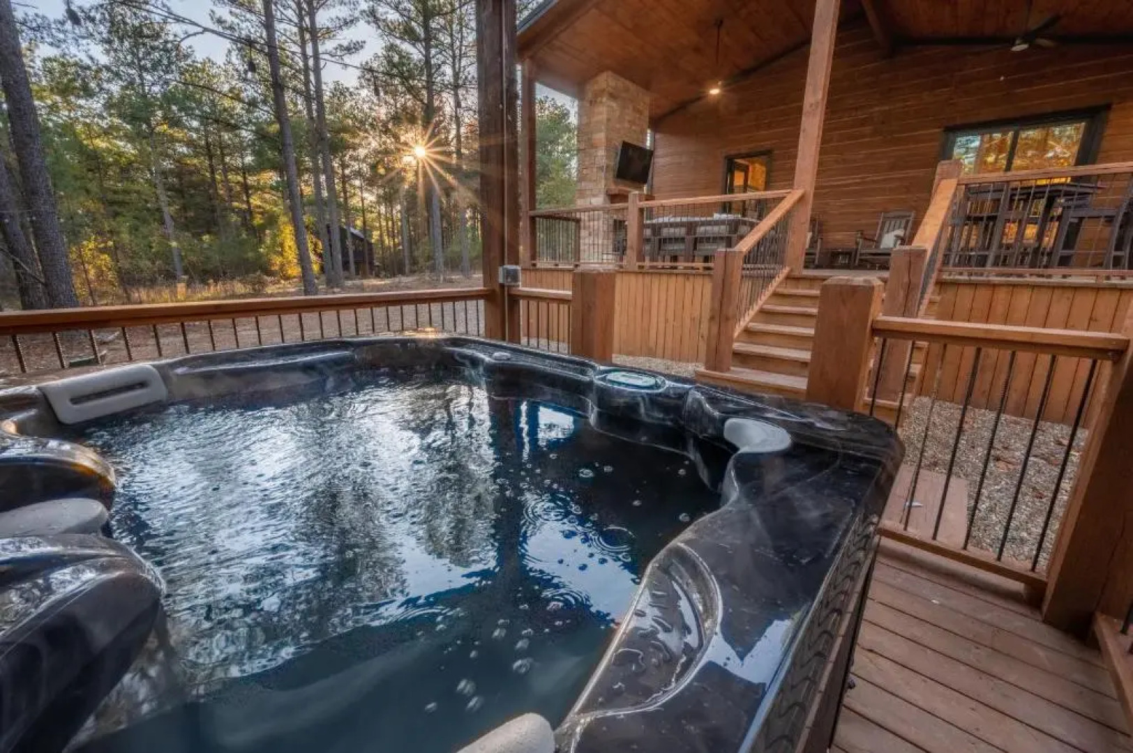 Vacana Offline Cabin, Covered Back Deck, HotTub, FirePit, Pet Friendly