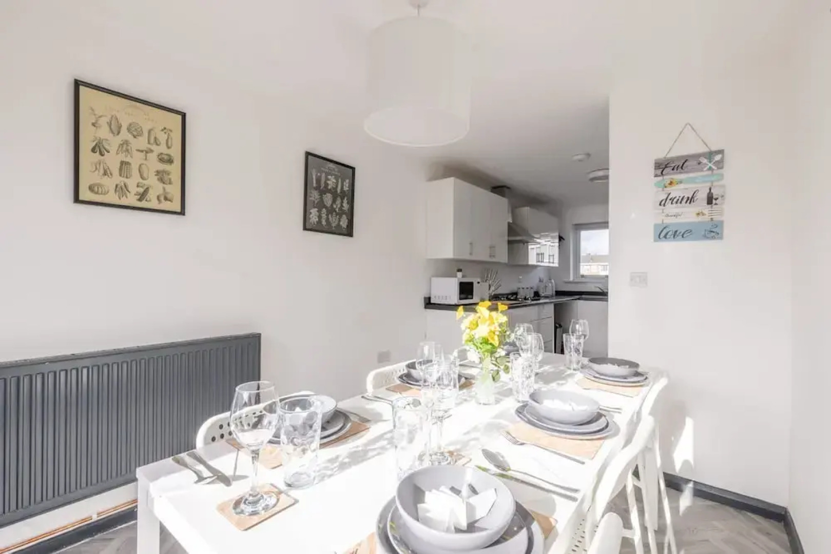 Modern 3 Bed House-free Parking