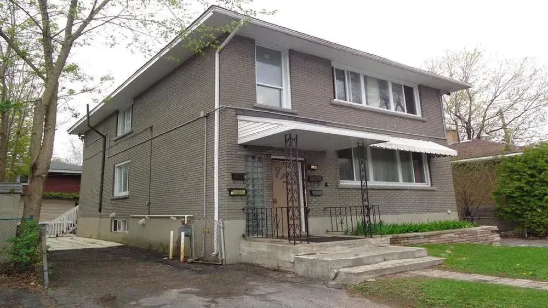 Adib Apartments - 840 Woodroffe Ave, Unit 2