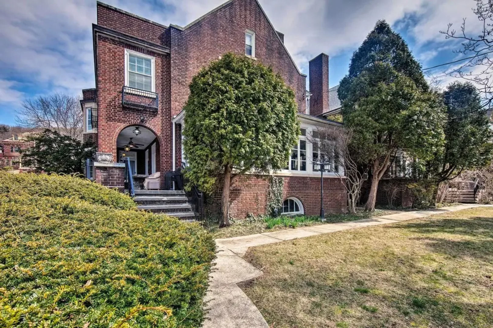 Walk to Shops, Dining & City Park: Reading Apt