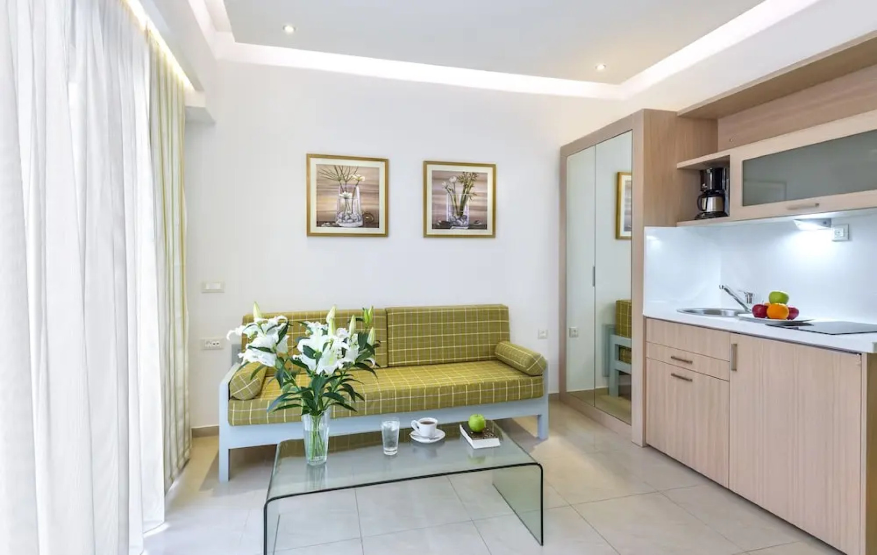 Leonidas Hotel And Apartments