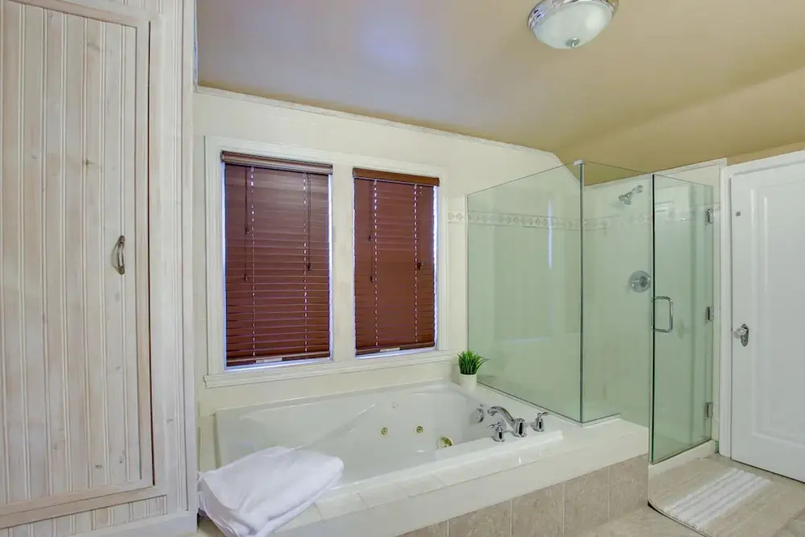 Lakefront Algoma Home w/ Deck, Grill & Fireplace