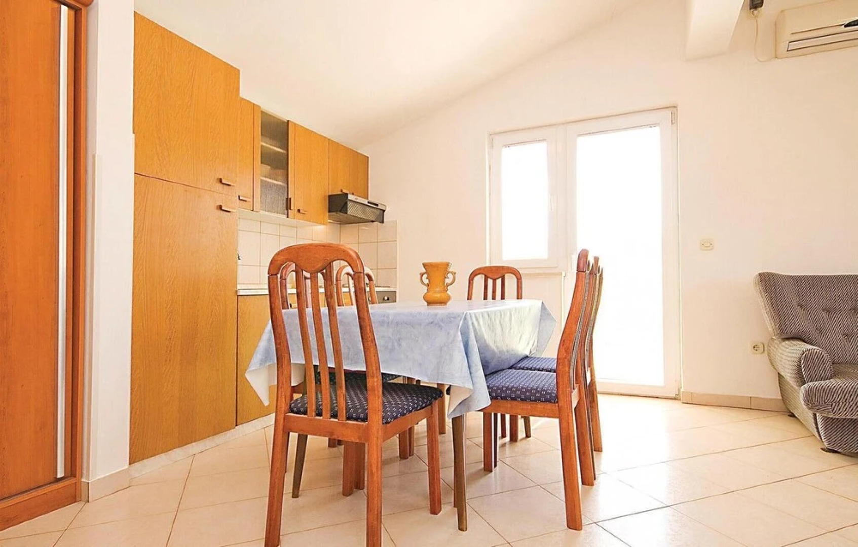 Beautiful Home in Banj With Wifi and 5 Bedrooms