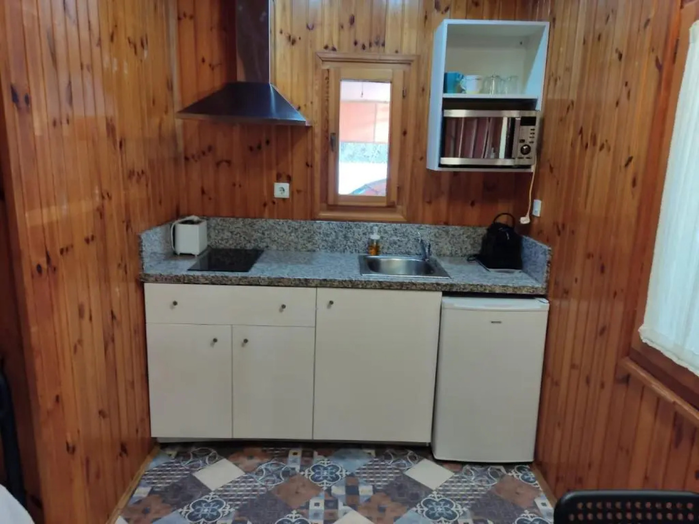 Bungalow con piscina en camping privado cerca de la playa de Torre del Mar Ideal familias